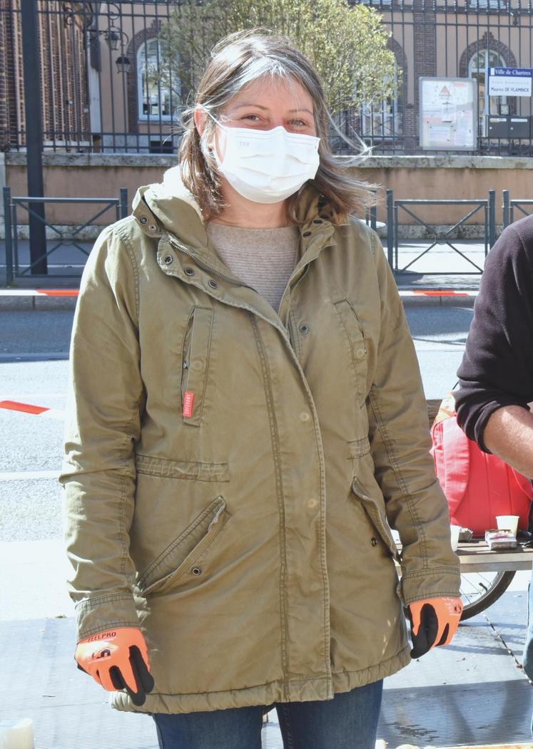 Masque et gants, Pauline Hurtault est équipée pour éviter toute propagation du virus.