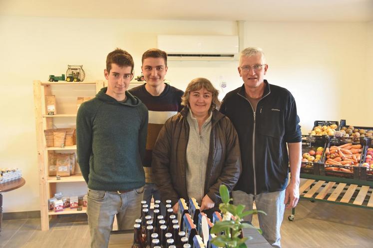 Nonville, vendredi 13 mars. Le confinement n’est pas encore de rigueur. Adrien, Romain, Marc et Christine Plouvier, les associés de l’Earl de la Nozaie, posent pour la photo de famille.
Nonville, vendredi 13 mars. Le confinement n’est pas encore de rigueur. Adrien, Romain, Marc et Christine Plouvier, les associés de l’Earl de la Nozaie, posent pour la photo de famille.
Nonville, vendredi 13 mars. Le confinement n’est pas encore de rigueur. Adrien, Romain, Marc et Christine ...