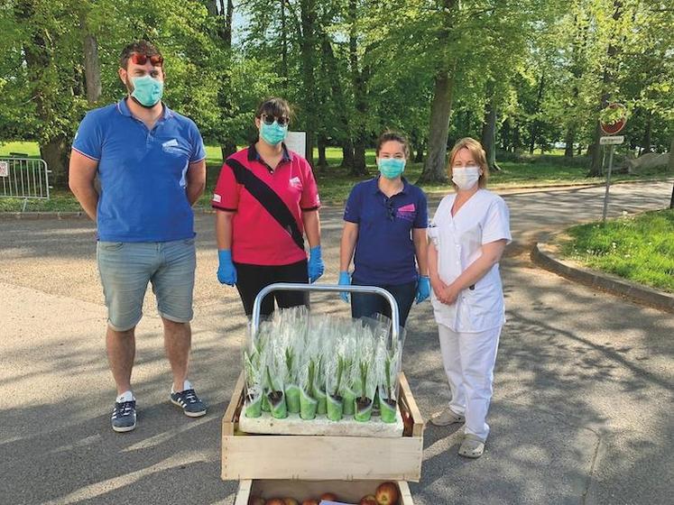 Munis de gants et de masques, les Jeunes agriculteurs sont allés à la rencontre des personnels soignants de dix-sept établissements hospitaliers franciliens.