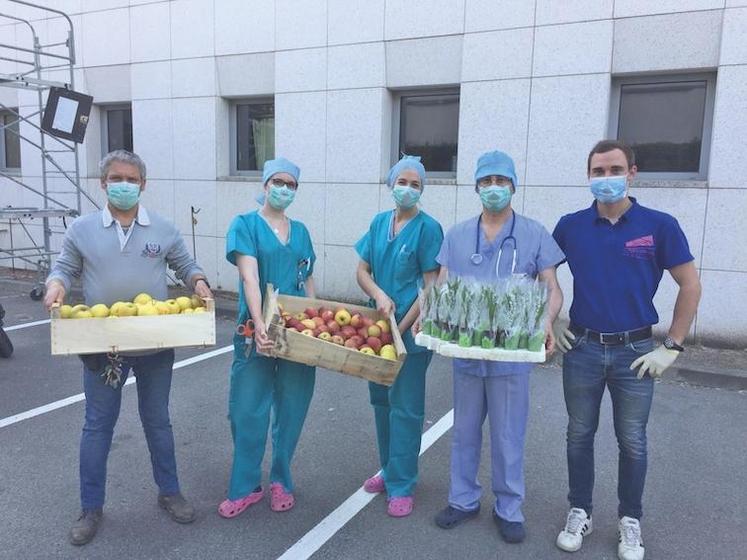 Lundi 20 avril, plusieurs équipes JA des différents cantons ont distribué pommes et muguet en soutien au personnel soignant.