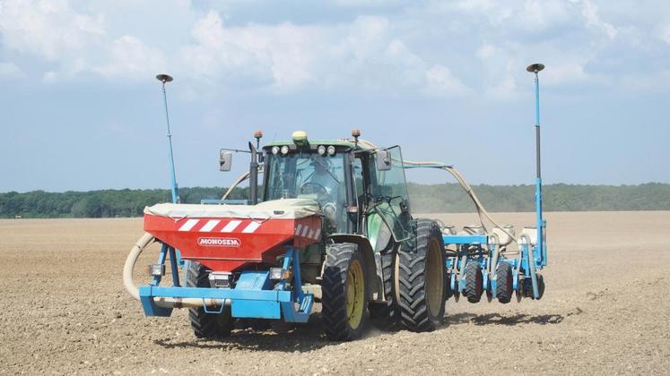 Le 24 avril, un semis de tournesol à Santenay. 