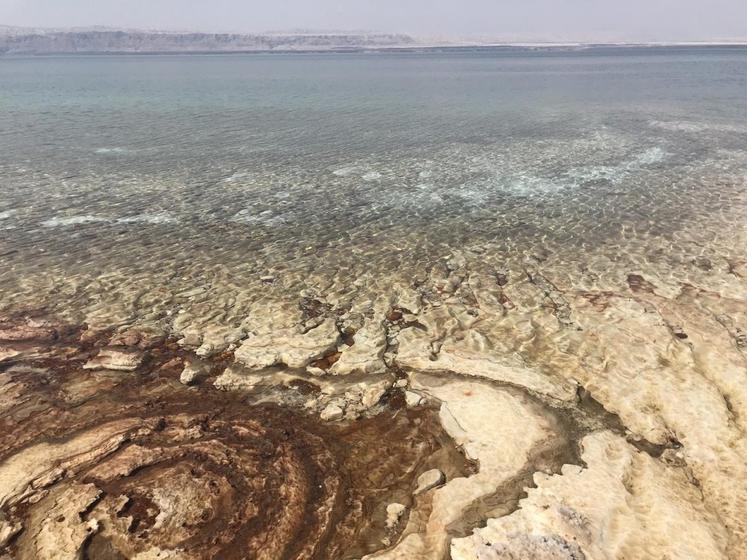 Sur les rives asséchées de la mer Morte, les dolines sont des cavités souterraines, remplies de cristaux, qui s’effondrent quand l’eau se retire.
