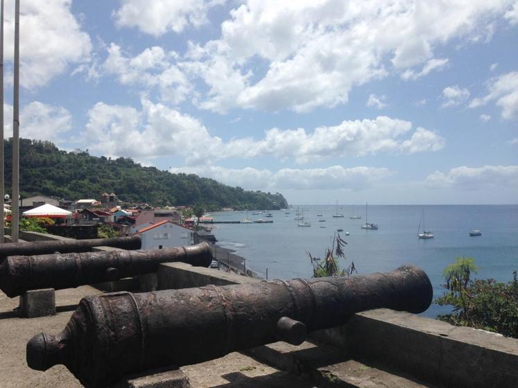La batterie d’Esnotz permettait aux Français de contrôler la baie de Saint-Pierre. Quelques canons ont subsisté à l’éruption de 1902.
