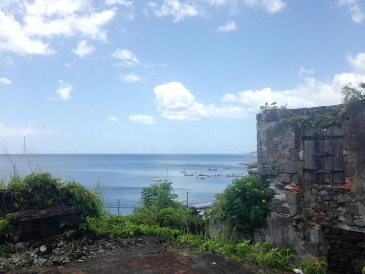 Dans le quartier du Figuier se trouvent les ruines d’anciens établissements de commerce, partiellement épargnés par le souffle de la nuée ardente.