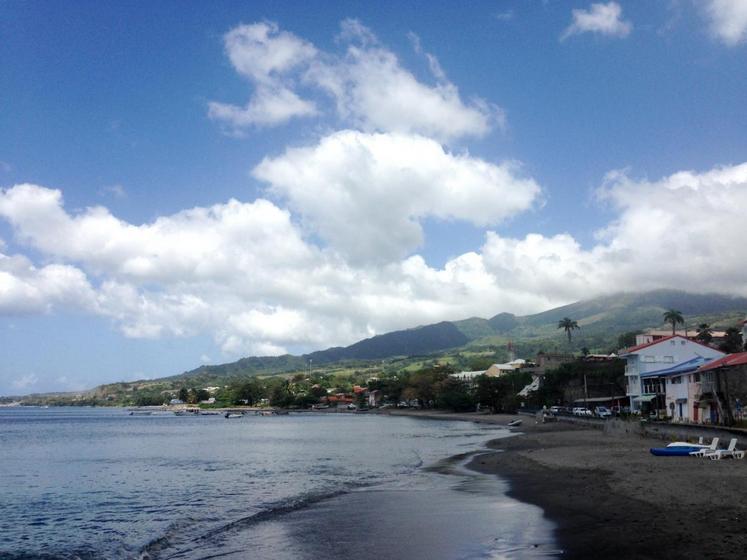 Le sable gris de la plage de Saint-Pierre est un marqueur du volcanisme en Martinique. Il rappelle la présence du volcan toujours actif qui surplombe la rade.