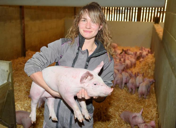 Le 14 mai, à Unverre. Les mesures de confinement n’ont pas dissuadé Audrey Lorin de rester auprès des animaux pour leur prodiguer ses soins.
