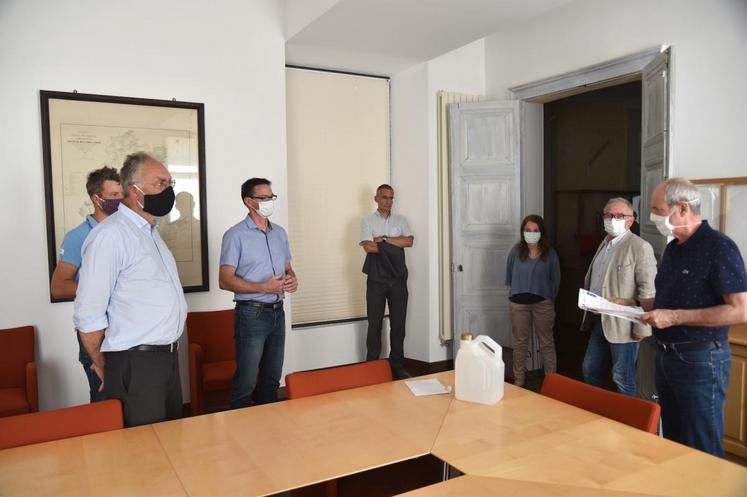 Combs-la-Ville, mardi 26 mai. Remise officielle d’un bidon de cinq litres de gel hydroalcoolique au président de l’Union des maires de Seine-et-Marne, Guy Geoffroy, en présence du responsable des services techniques de la ville.