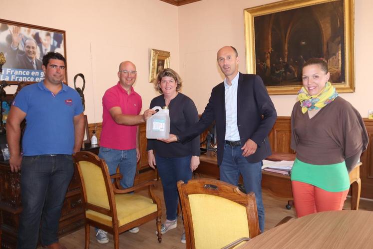 Des acteurs de l’opération ont remis au maire de Provins un bidon de solution hydroalcoolique. Ce moment d’échange se renouvellera dans l’ensemble des communes seine-et-marnaises. 
