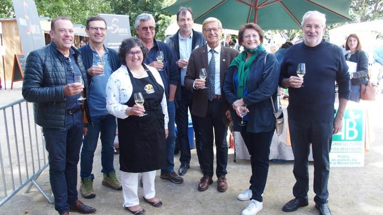 Après avoir visité le marché, les représentants officiels ont partagé un moment de convivialité.