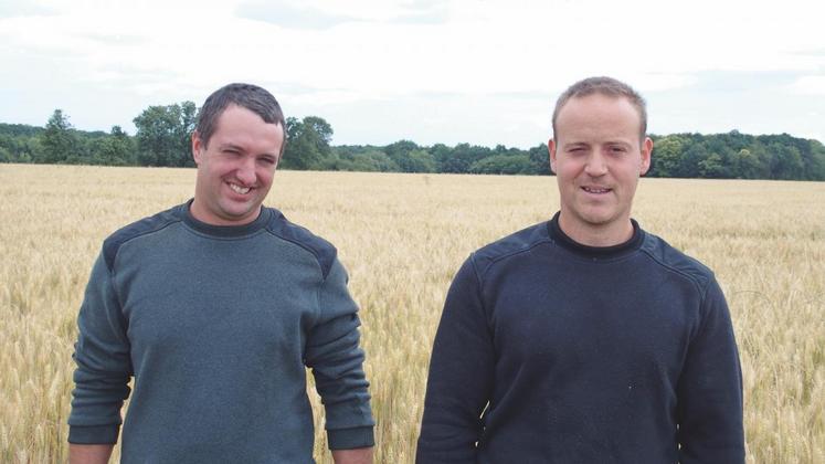 Corentin Lemoine, président de la Cuma, à droite, et Cyril Bonhomme, secrétaire. 
