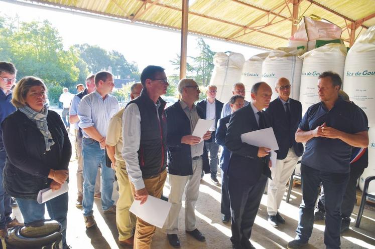 Le maire de Dormelles, le sous-préfet de Fontainebleau et le président de l’Union des maires ruraux de Seine-et-Marne ont participé aux échanges entre la profession et le préfet.
