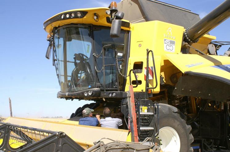 Une centaine d’agriculteurs sont venus observer et essayer les moissonneuses.