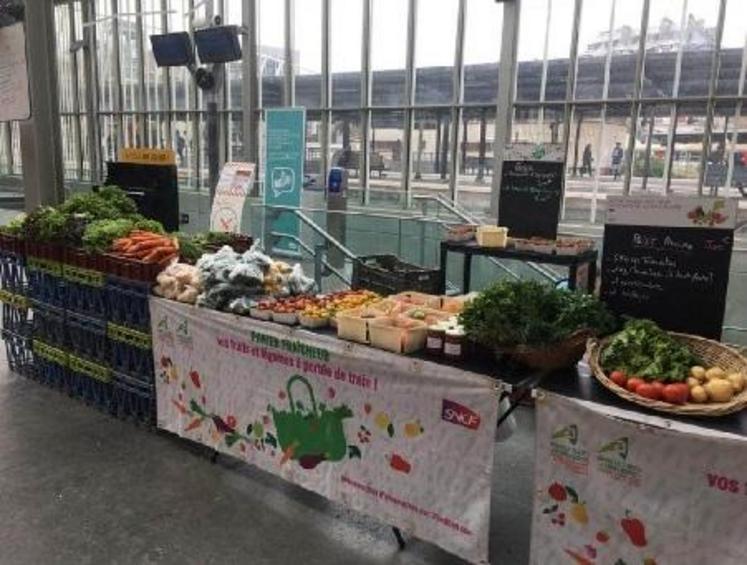 Le stand de Christelle et Christophe Coisnon en gare de Bécon-les-Bruyères (Hauts-de-Seine).