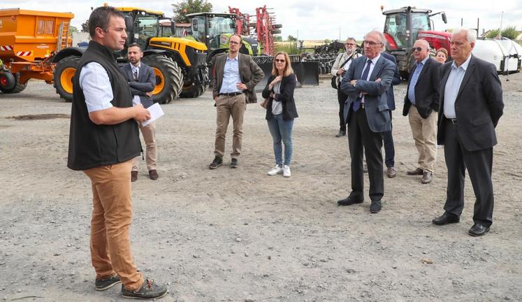 Charmentray, vendredi 3 juillet. Visite de l’entreprise Solu’agri et de son parc de matériel (© Loison).