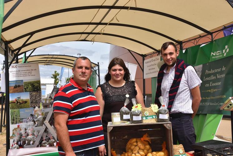 Agriculteur en grandes cultures à Vert-le-Grand (Essonne), Olivier Schintgen est présent sur de nombreux marchés de producteurs. Ses enfants, Charlotte et Tanguy, terminent leurs études agricoles avec l’objectif de diversifier l’exploitatio