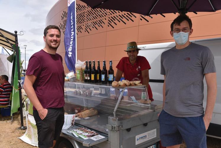 Plutôt que d’aller au McDo, Dominic et Théo s’arrêtent sur le stand de Christophe Robin, céréalier et éleveur, pour déguster ses rillettes de poulet.