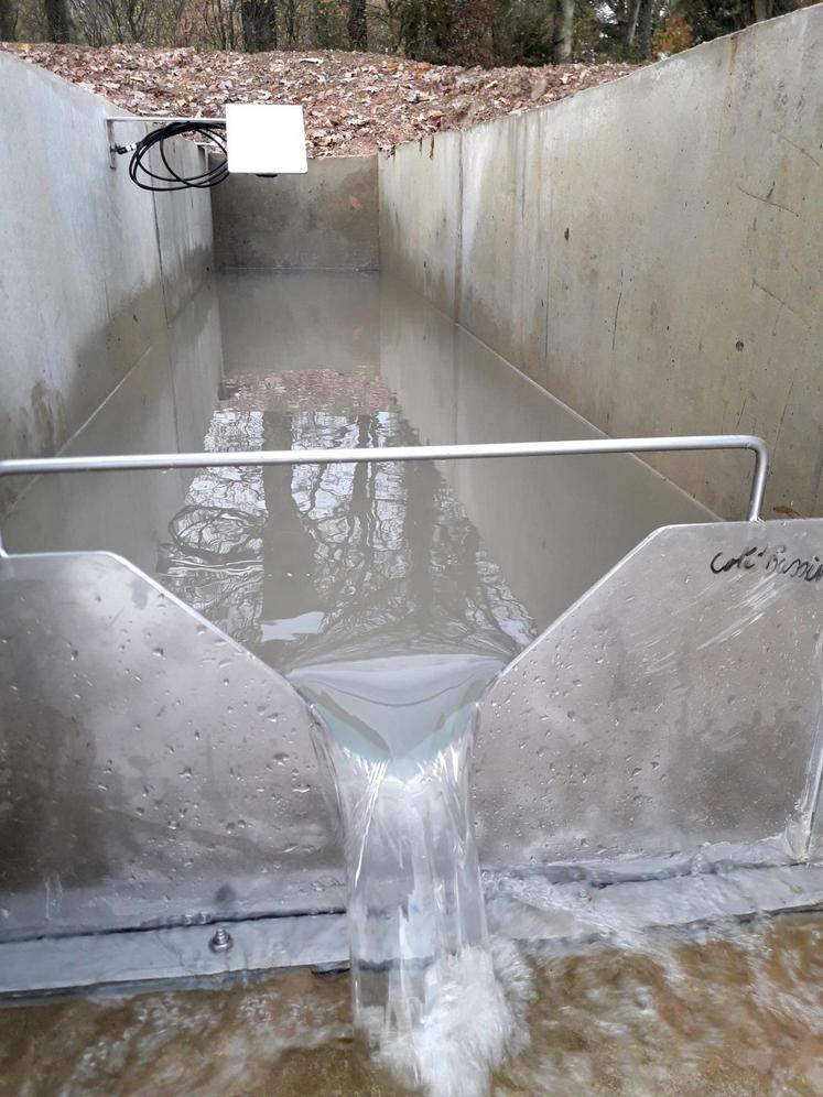 Cette ZTHA est connectée
Des canaux en béton ont été installés en entrée et en sortie de la zone tampon pour permettre la mise en place d’un suivi analytique (débit et composition de l’eau).