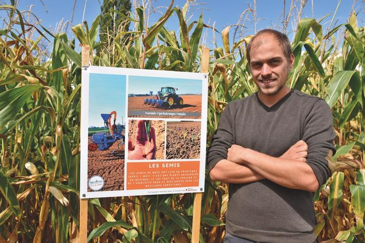Tout le long du labyrinthe, Jonas Delalande a installé des informations pédagogiques sur la culture du maïs (préparation du sol, semis, fertilisation, etc.).