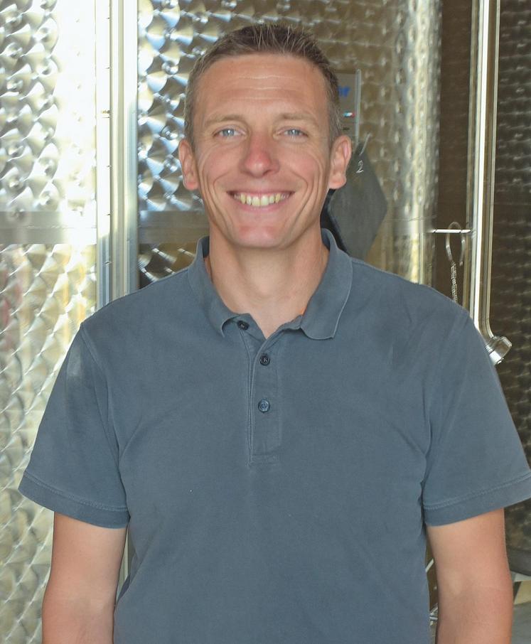 Le vigneron Rodolphe Couturier peut être heureux, son premier vin s\'avère prometteur.