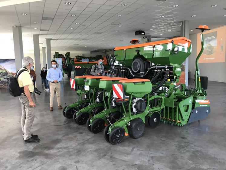 Le Precea 3000-A peut être combiné avec un outil de préparation du sol, par exemple une herse rotative.