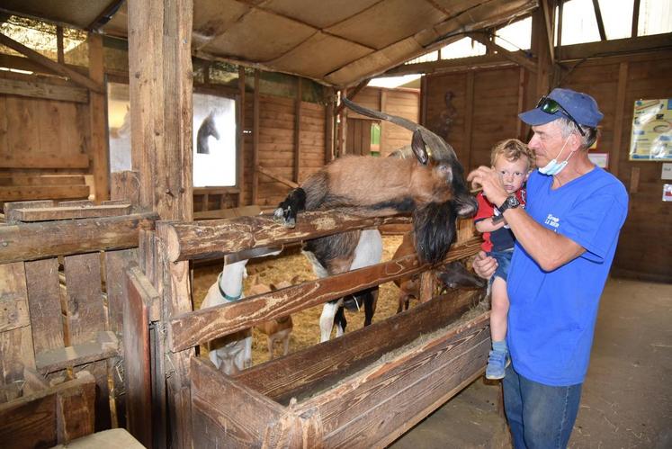 À la ferme pédagogique de la Doudou à Cheptainville (Essonne), Joël Nowakowski fait découvrir tout au long de l\'année les animaux de la ferme à un public de scolaires.