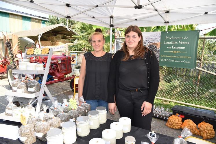 Mme Schintgen et sa fille Charlotte (EARL Le Bois racine à Vert-le-Grand, producteur notamment de lentilles vertes et pommes de terre).