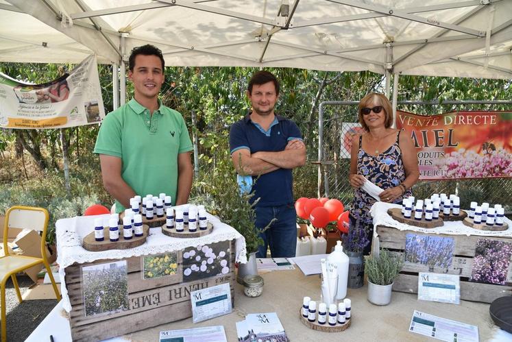 Thomas Palfroy, Stéphane Besnard et Sophie Desforges, producteurs et distillateurs de plantes à parfum, médicinales et aromatiques (marque Millysens).