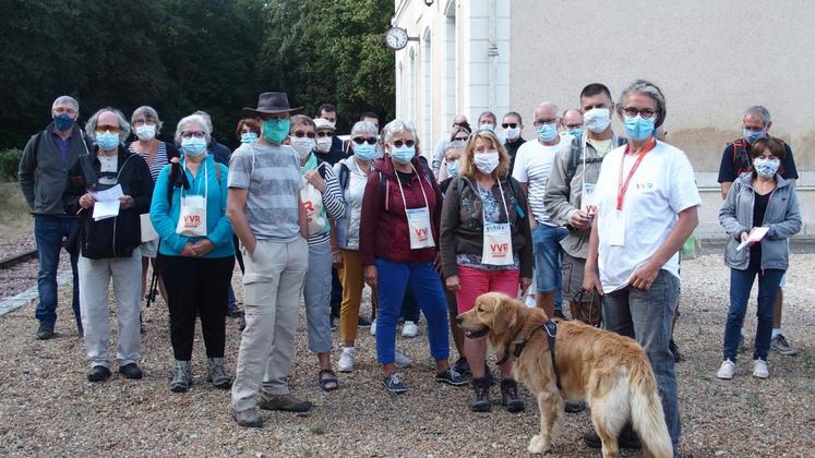 Le 6 septembre, à Thoré-la-Rochette, en milieu de matinée. Ces randonneurs, venus notamment de Tours (Indre-et-Loire), Nantes (Loire-Atlantique), Orléans (Loiret) ou encore de la Sarthe, partent pour un périple de 7 km à travers les vignes. 