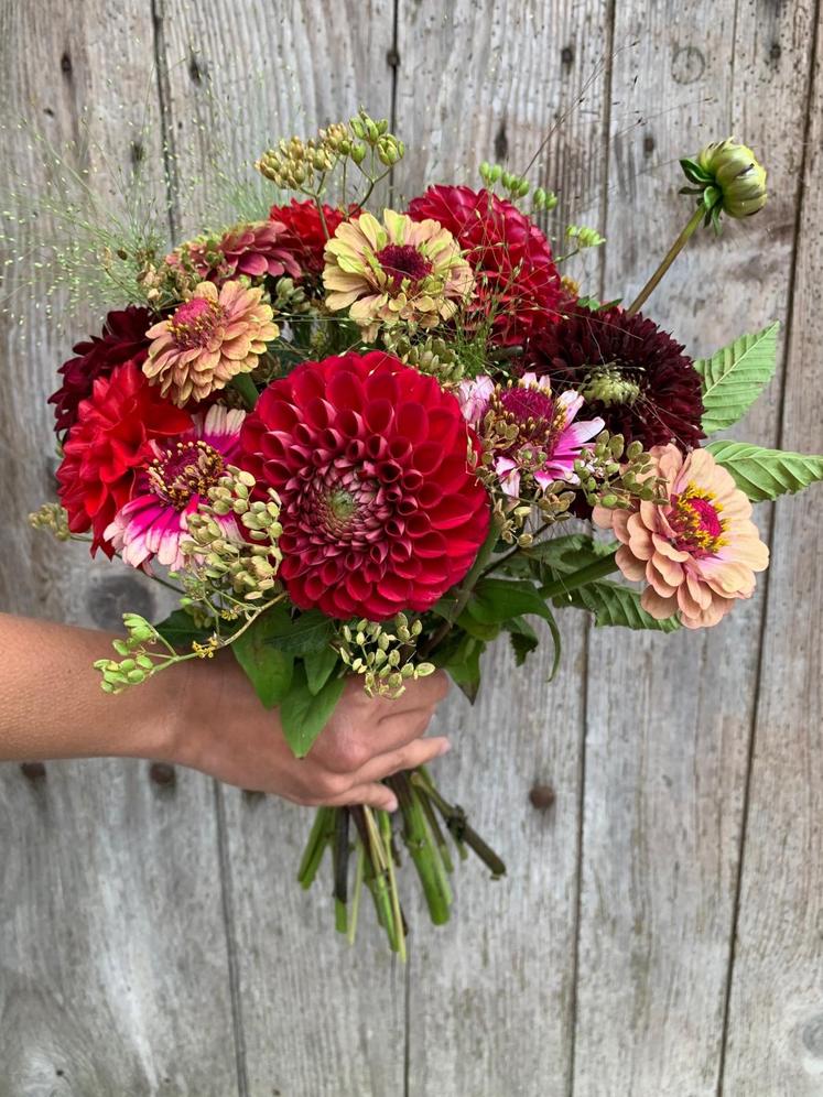 L\'autre facette du métier, la vente des bouquets sur les marchés. Ce vendredi 25 septembre, elle participe au marché fermier à la ferme de la Recette, à Échouboulains.