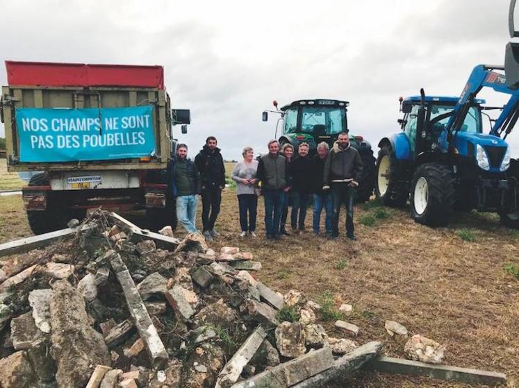 Les adhérents du syndicat local de Montfort ont rejoint ceux de Maule, sur le rond-point de la D307 à Feucherolles (Yvelines).