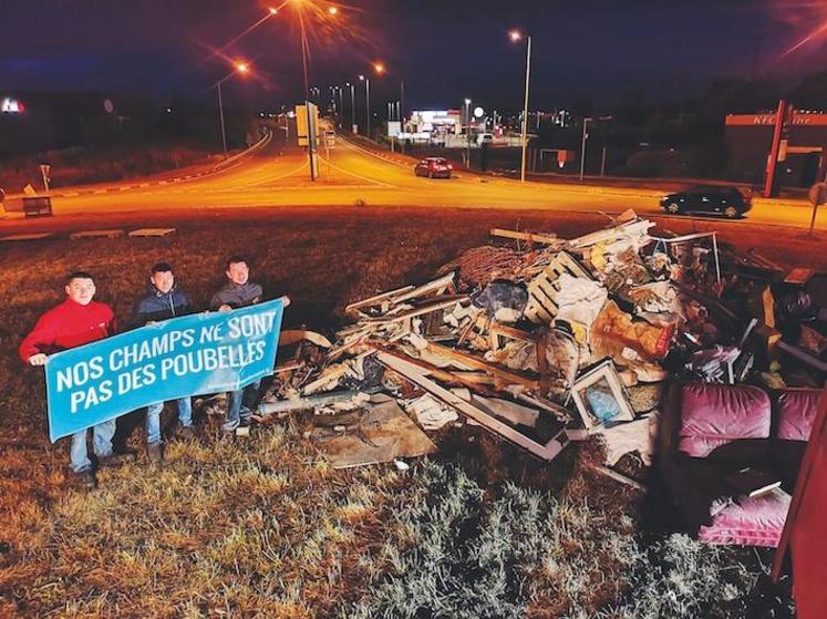 À Étampes (Essonne), sur la N20, les agriculteurs déploient leur première banderole devant un amoncellement de détritus en tout genre récupérés la veille sur leurs ­parcelles.