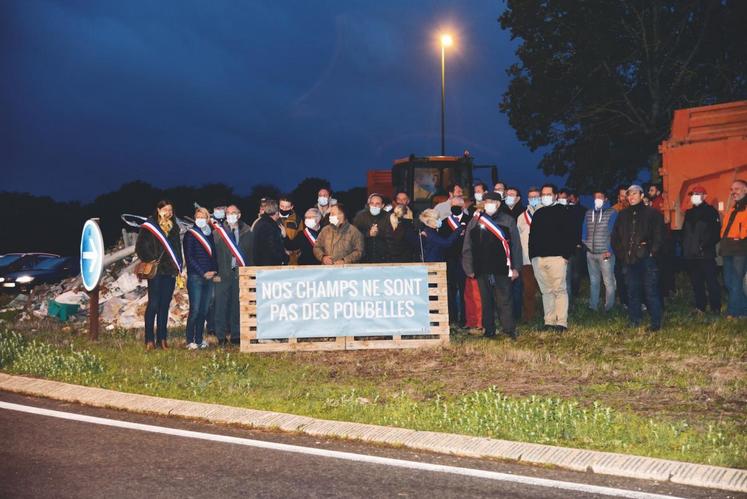 Au rond-point de Génicourt (Val-d\'Oise), l\'opération a déplacé plus d\'une soixantaine d\'agriculteurs ainsi que de nombreux élus locaux.