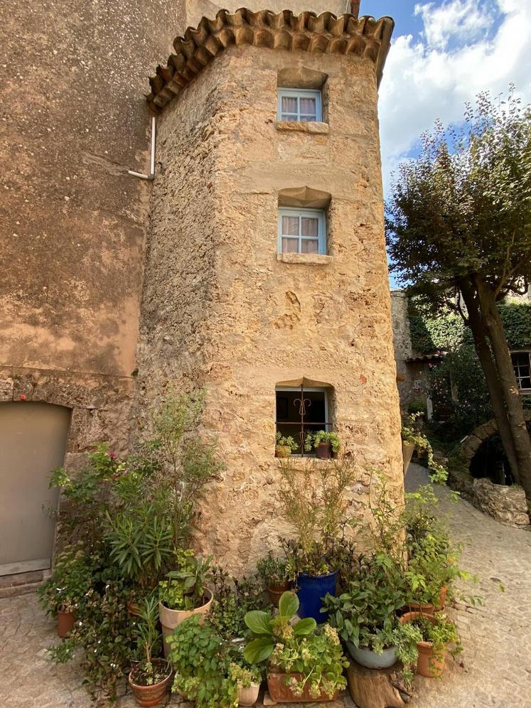 Maison sur trois étages la plus minuscule de France.