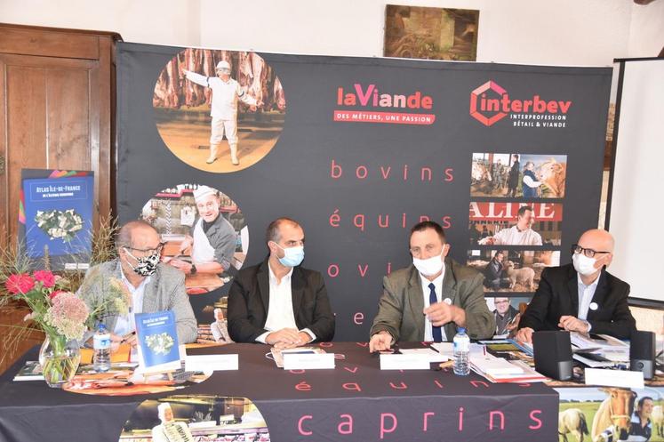 Tribune officielle, avec en toile de fond, les filières viande mises à l\'honneur.