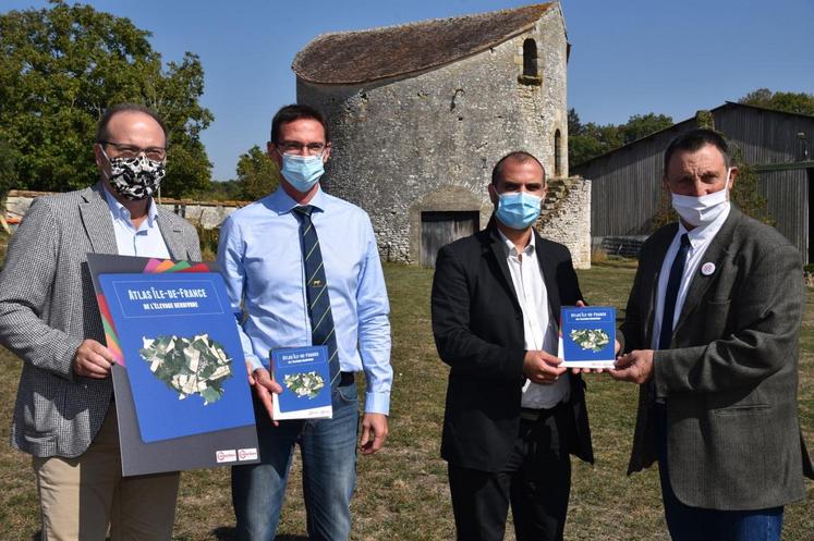 Président et vice-président d\'Interbev Île-de-France ont remis officiellement au premier édile d\'Échouboulains et au président de la FDSEA 77, l\'Atlas de l\'élevage herbivore francilien qui vient de paraître.
