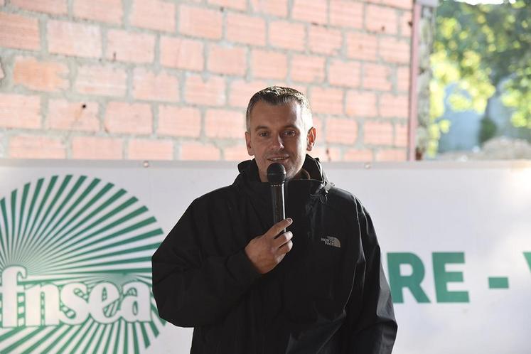 L’agriculteur hôte, Olivier SC\'est chez Olivier Sainte-Beuve que s\'est déroulée la réunion dans le Loiret.