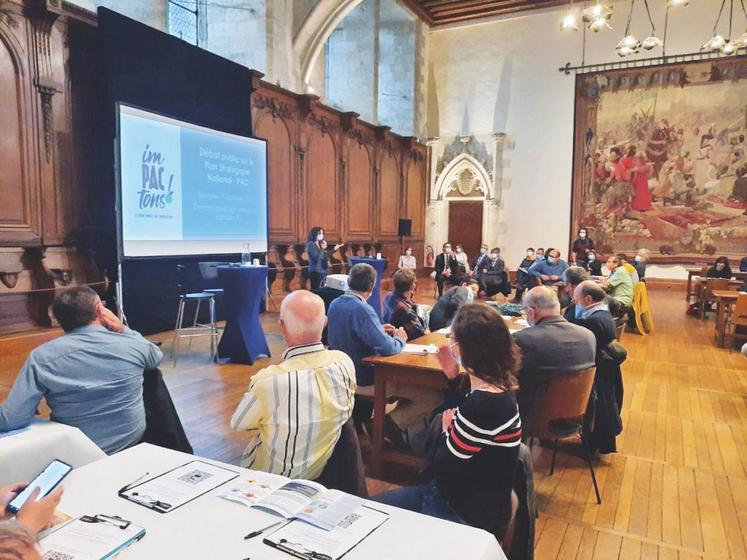 Une petite centaine de personnes a participé au débat ImPACtons sur le thème « Demain, quels agriculteurs et combien ? », le 9 octobre à Bourges (Cher).