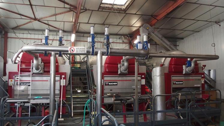 Dotée de trois pressoirs, la coopérative effectue huit pressages par jour. 

