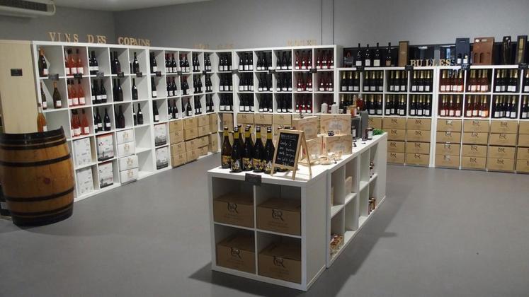 70 000 bouteilles par an sont vendues au magasin, situé au bord d’une route fréquentée. 
