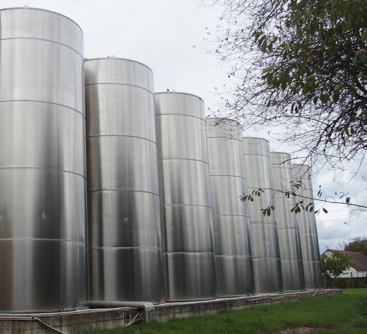 Les cuves intérieures et extérieures sont thermorégulées de manière indépendante. La température de chacune d’elles varie de 4 °C à 25 °C, la moyenne étant de 17 °C.  

