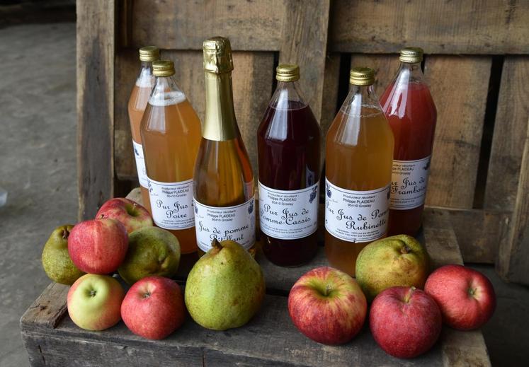 Après deux cueilles, les quelques fruits qui restent sur les arbres sont transformés en jus ou confitures.