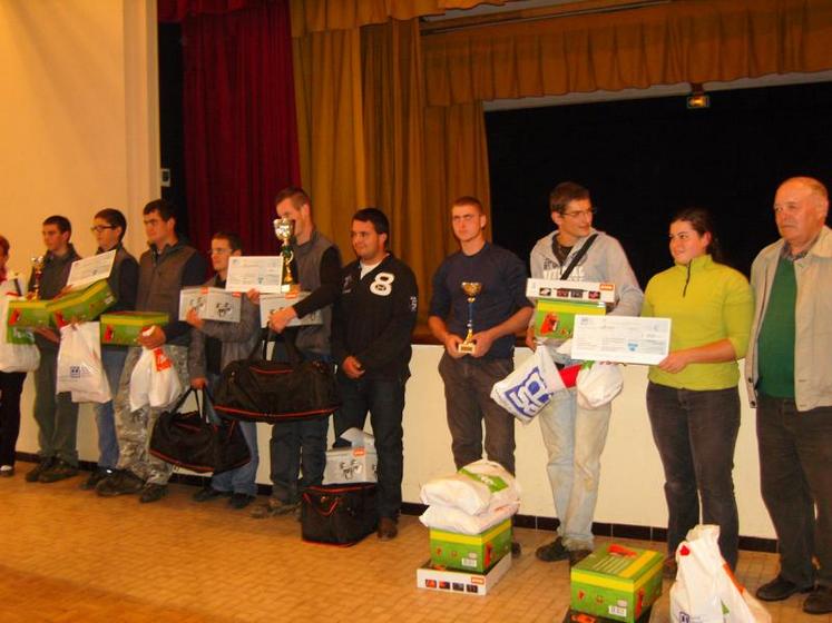 Maryvonne Chevallier, Présidente de l’échelon local Gâtinais-Forêt et Norbert Roblin, Administratreur MSA ont remis les lots aux équipes participantes