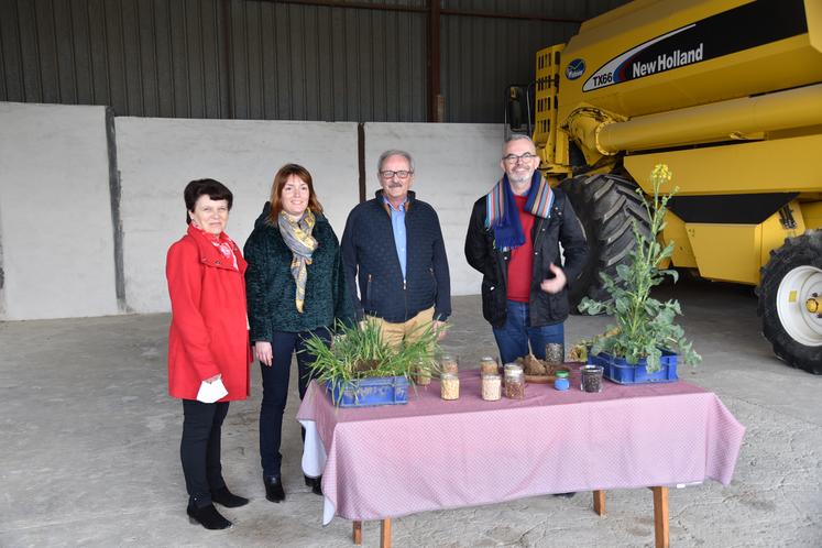 Les élus visitent la ferme.