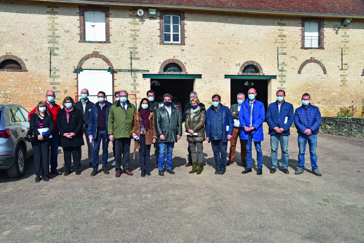 Chenoise, vendredi 26 mars. Les participants à la rencontre dans l'est du département entre les représentants de la profession agricole et les parlementaires et conseillers départementaux. 