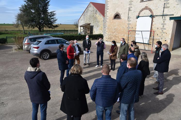 Chenoise, vendredi 26 mars. Les participants à la rencontre dans l'est du département entre les représentants de la profession agricole et les parlementaires et conseillers départementaux. 