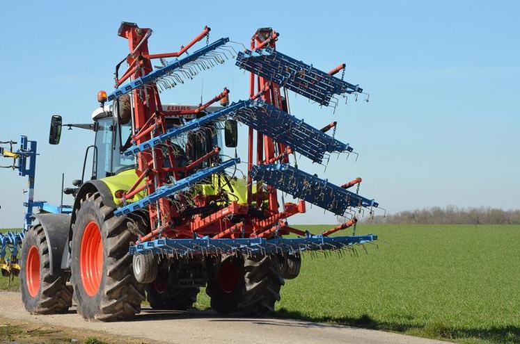 Equipé d’une herse étrille, d’une écimeuse et deux bineuses, Marc Leprince passe aussi dans les céréales bio que dans les betteraves ou les tournesols conventionnels.