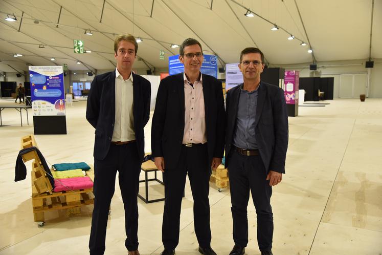 Le président de l'Open-Agrifood, Emmanuel Vasseneix, entouré de Philippe Noyau (à d.) et de Benoit Gilles (à g.), président du comité régional Interfel Centre-Val-de-Loire, à l'Open-Agrifood 2021.