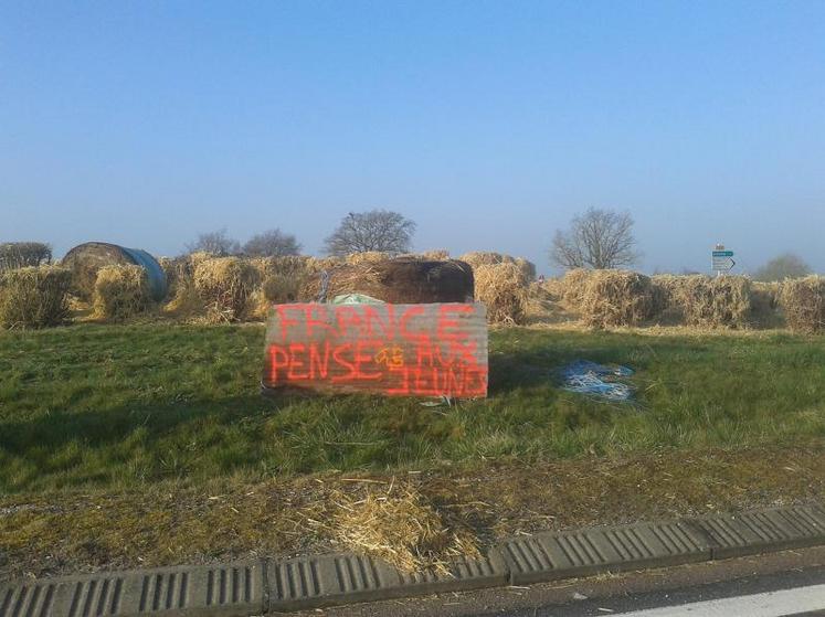 Dimanche dernier, les Jeunes Agriculteurs de Briare ont déversé de la paille en guise de protestation contre l’opacité des modalités d’application de la nouvelle PAC entrée en vigueur le 1er janvier.