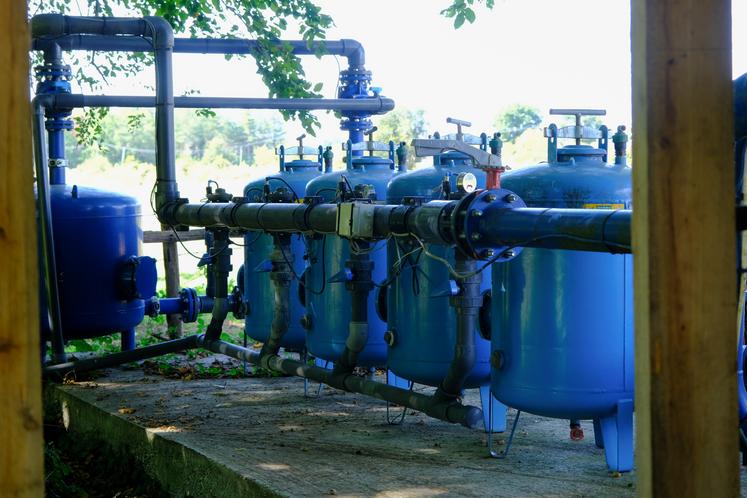 Selon le lieu de pompage, l'eau doit être filtrée avant d'être distribuée dans le circuit de goutte-à-goutte. Ici, des filtres après pompage dans un cours d'eau.
