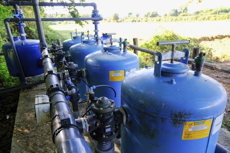 Selon le lieu de pompage, l'eau doit être filtrée avant d'être distribuée dans le circuit de goutte-à-goutte. Ici, des filtres après pompage dans un cours d'eau.